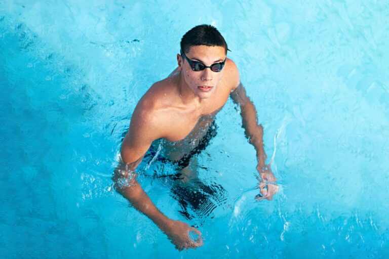 Înotătorul David Popovici (17 ani) va fi decorat cu Ordinul Național ”Steaua României” în grad de Cavaler, cea mai înaltă distincție a statului, pentru cele două medalii de aur câștigate la Campionatul Mondial.